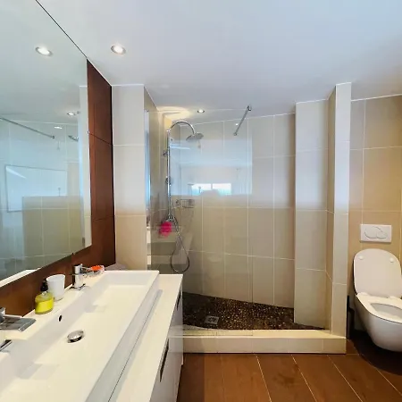 Grand - - De La Rose *